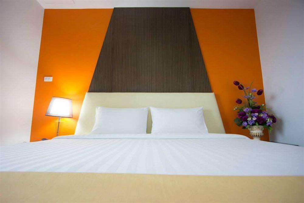 Prime Time Hotel Chonburi Bagian luar foto