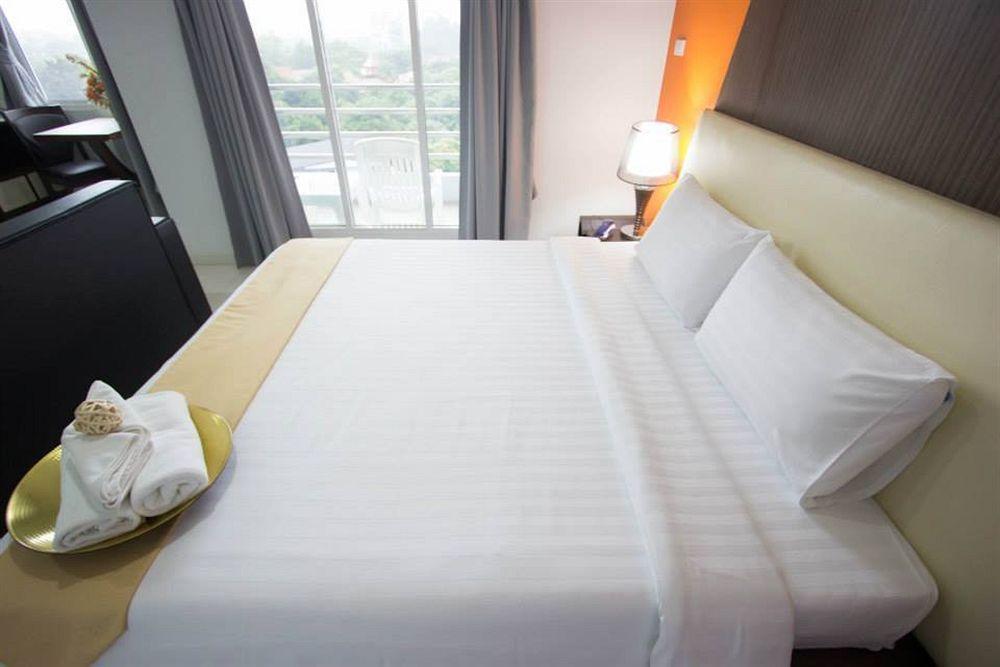 Prime Time Hotel Chonburi Bagian luar foto