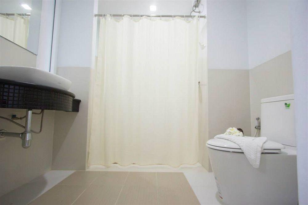 Prime Time Hotel Chonburi Bagian luar foto